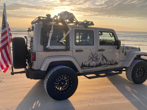 Used 2016 Jeep Wrangler Unlimited Sahara w/ Connectivity Group AWD/4WD image 2