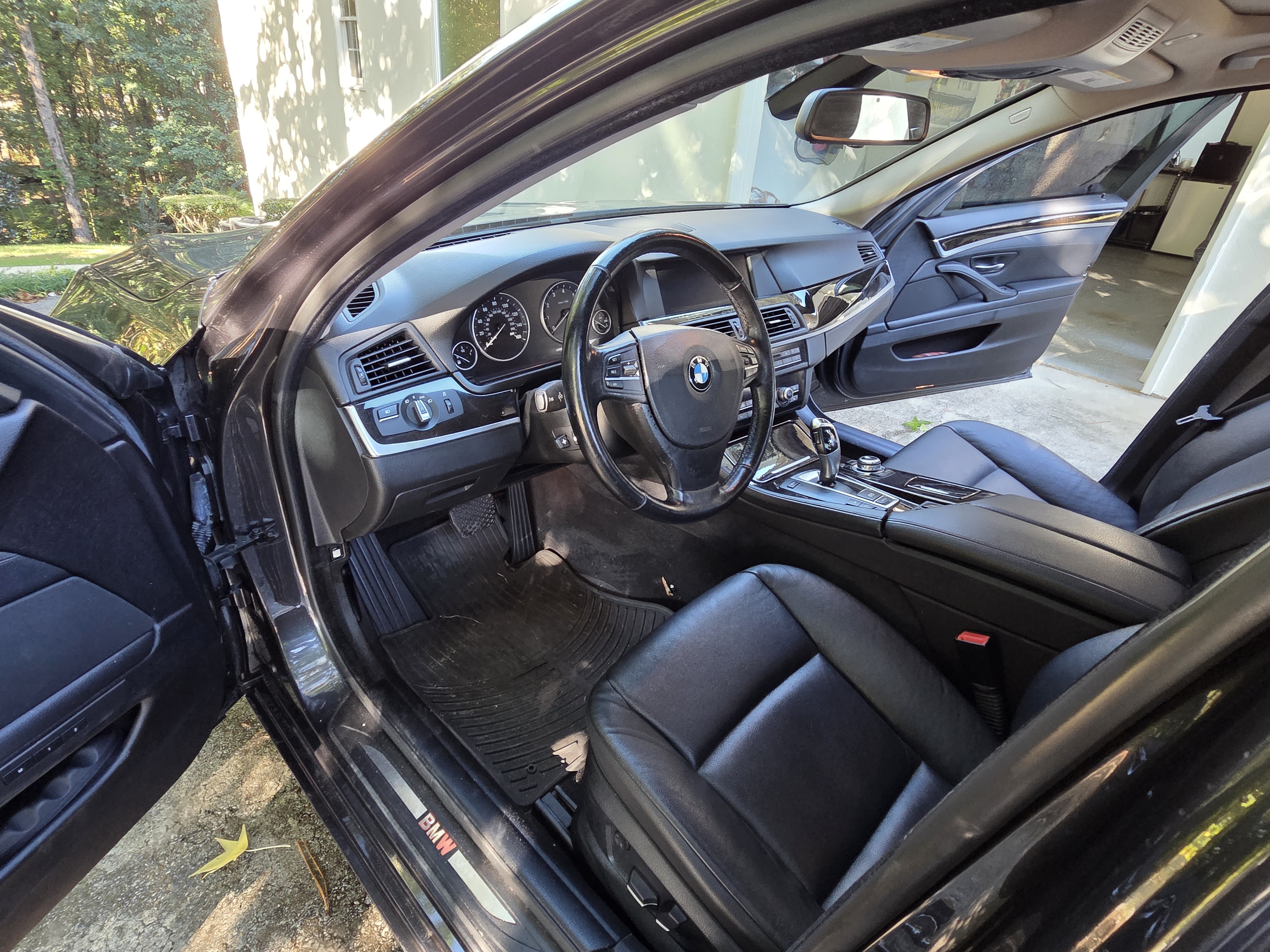 Used 2011 BMW 550i xDrive Sedan AWD/4WD image 2