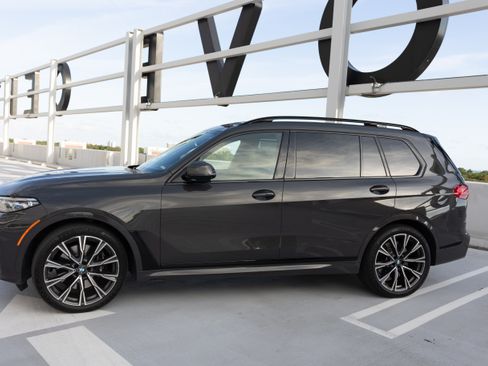 Used 2022 BMW X7 M50i w/ Dynamic Handling Package image 2