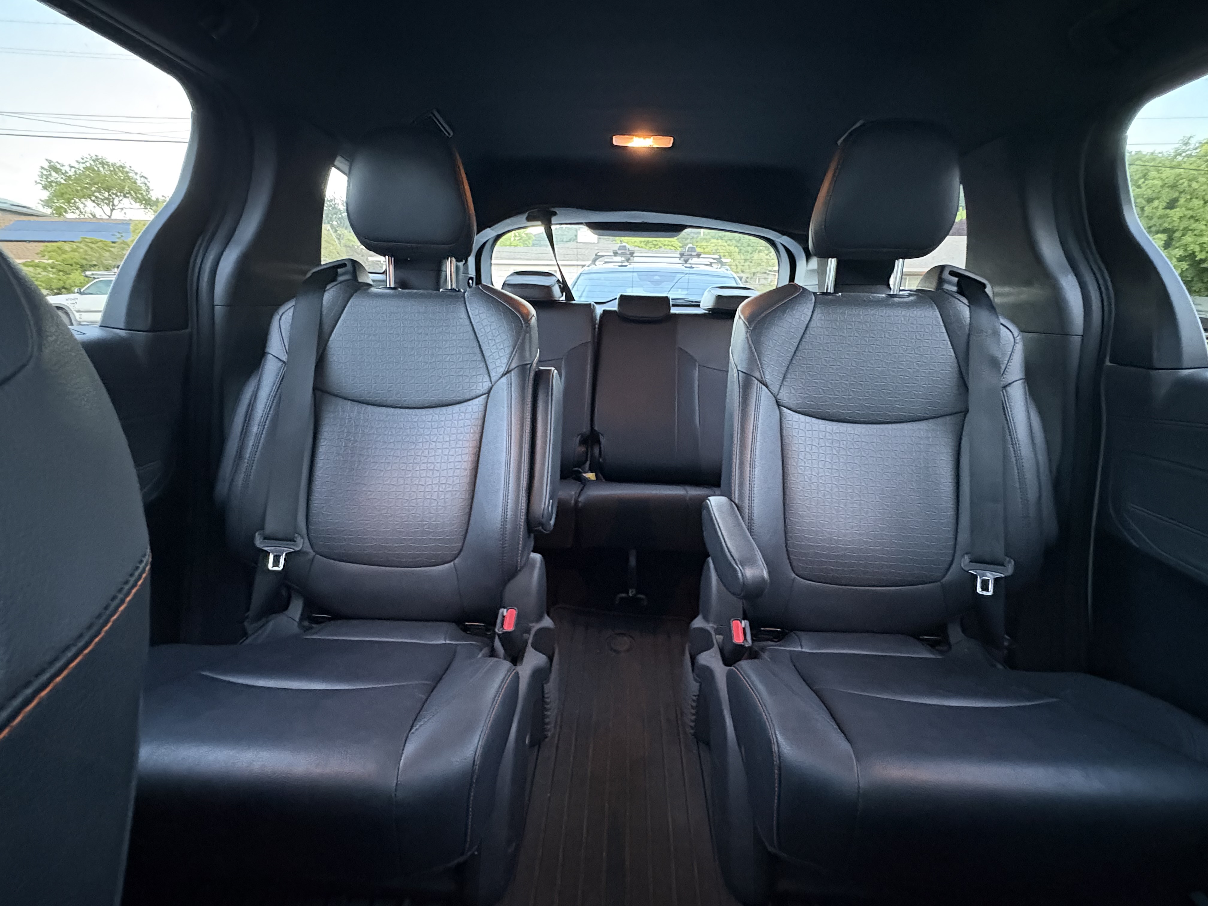 Used 2023 Toyota Sienna XSE AWD/4WD image 4