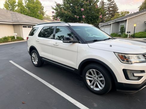 Used 2017 Ford Explorer XLT w/ Equipment Group 202A FWD image 4