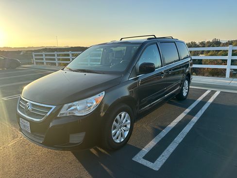 Used 2012 Volkswagen Routan SE image 4