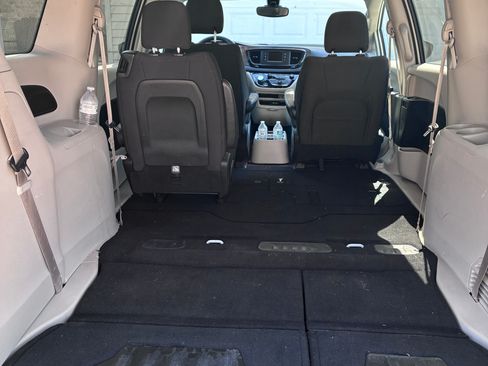 Used 2017 Chrysler Pacifica LX FWD image 9