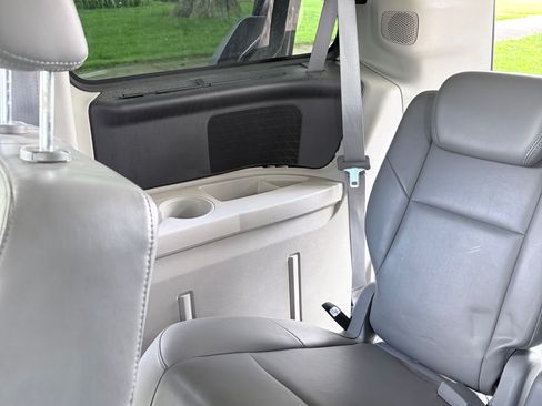 Used 2010 Volkswagen Routan SE FWD image 10