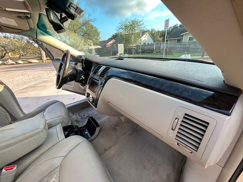 Used 2008 Cadillac DTS image 29