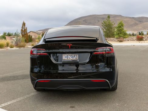 Used 2022 Tesla Model X Plaid image 6