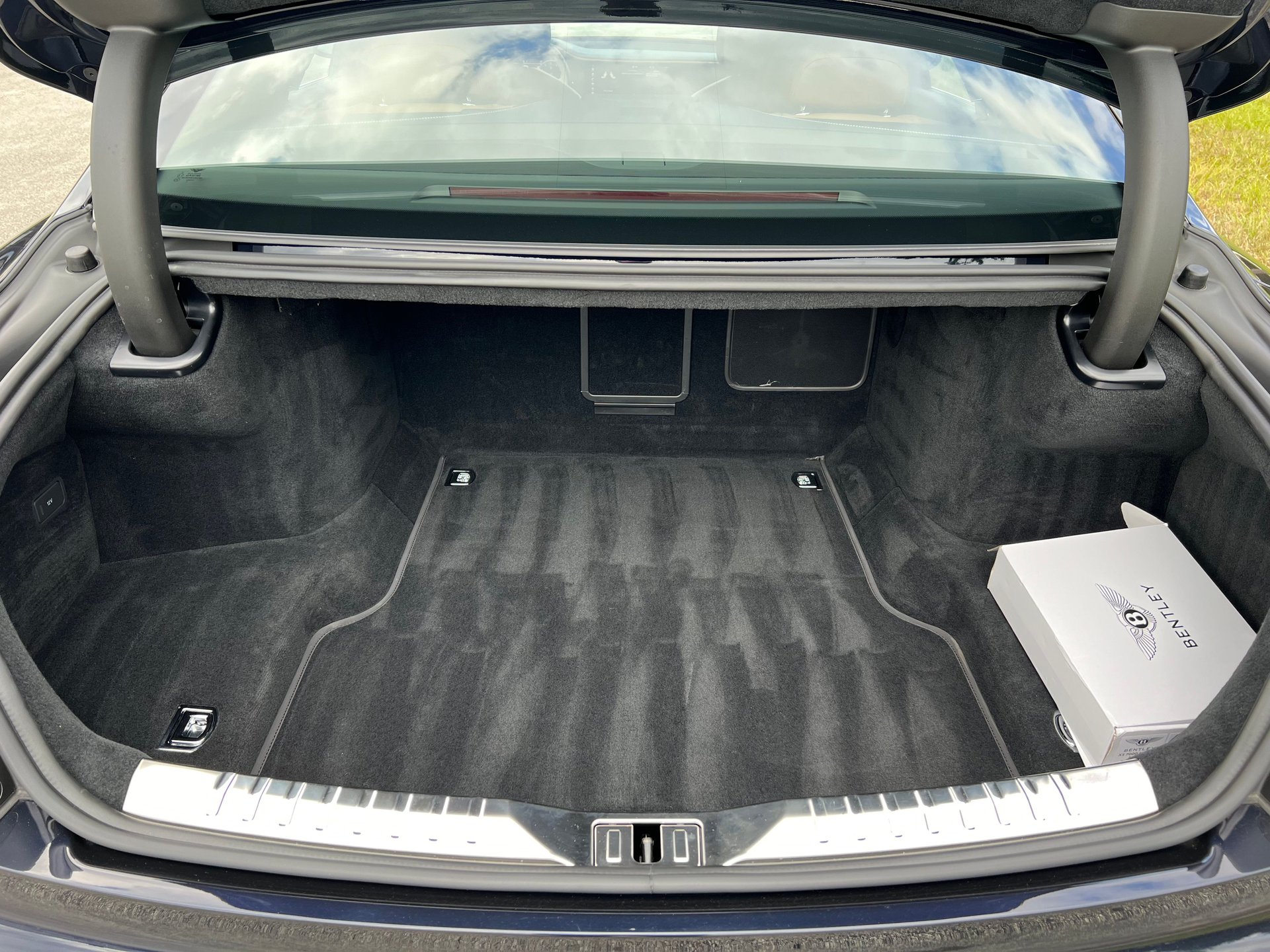 Used 2022 Bentley Flying Spur V8 AWD/4WD image 12