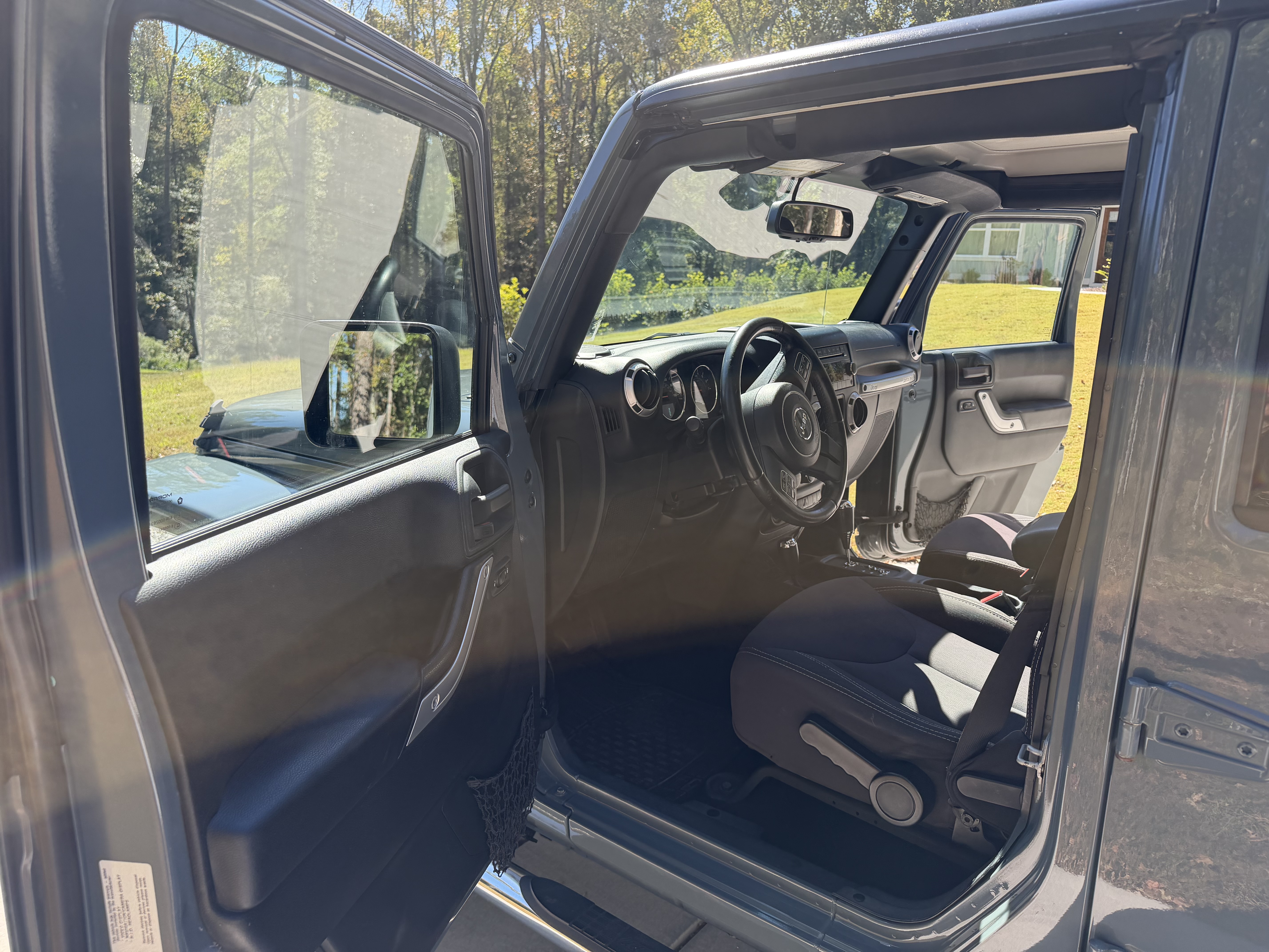 Used 2015 Jeep Wrangler Unlimited Sahara w/ Connectivity Group AWD/4WD image 6