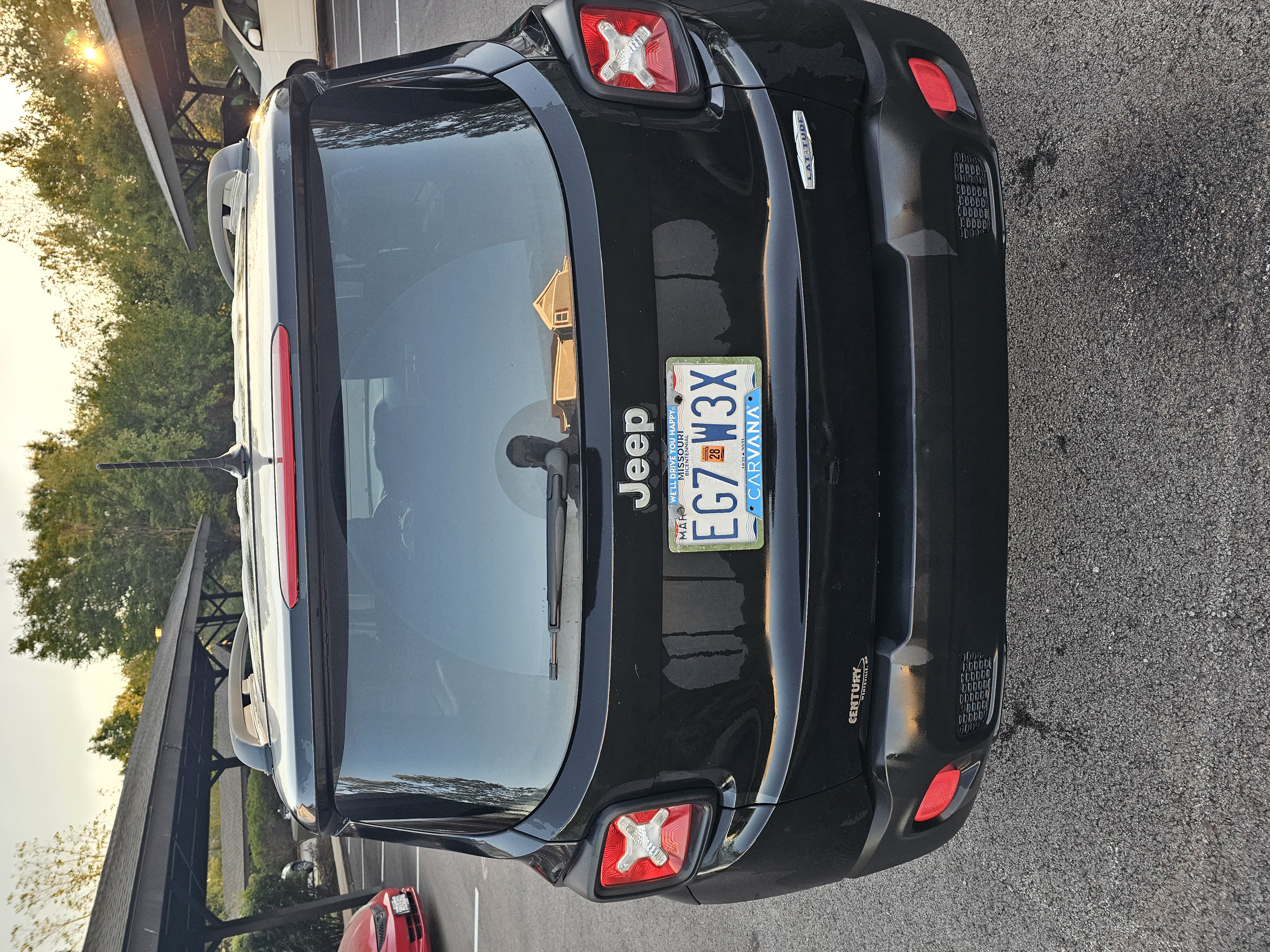 Used 2016 Jeep Renegade Latitude FWD image 4