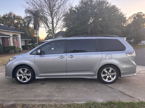 Used 2013 Toyota Sienna SE image 9