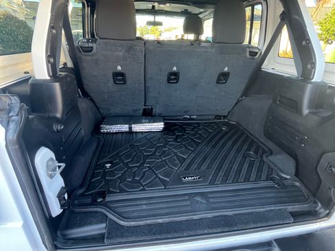 Used 2021 Jeep Wrangler Unlimited Sahara image 8