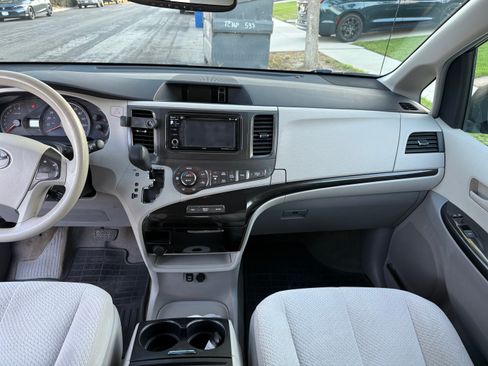 Used 2013 Toyota Sienna LE w/ Preferred Accessory Pkg FWD image 9