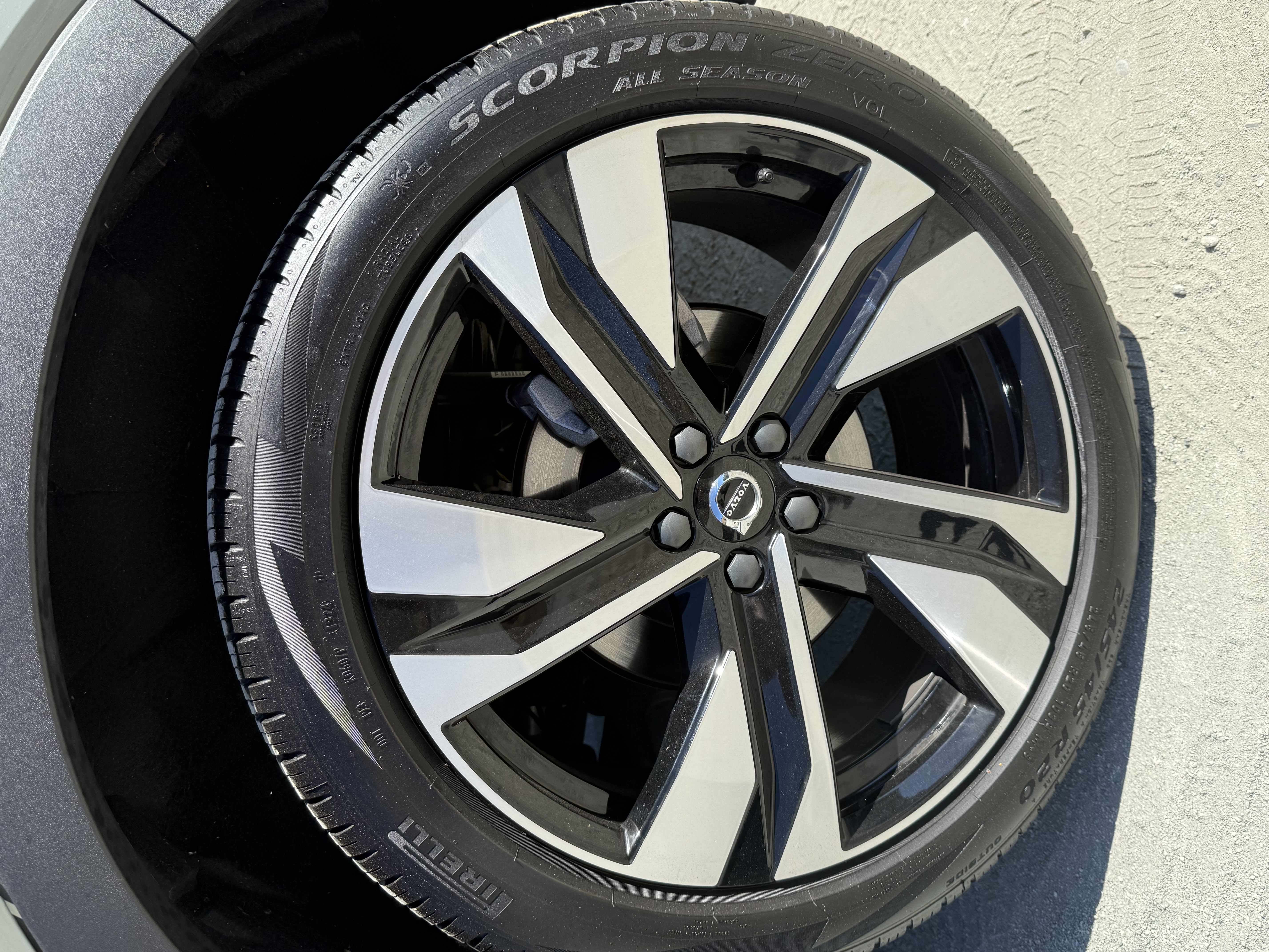 Used 2025 Volvo XC40 B5 Ultra AWD/4WD image 6