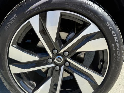 Used 2025 Volvo XC40 B5 Ultra AWD/4WD image 6