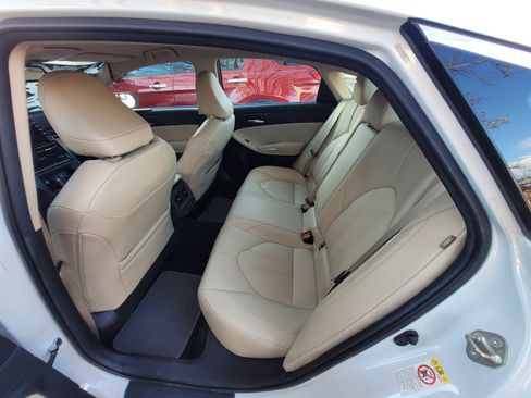 Used 2019 Toyota Avalon XLE image 10