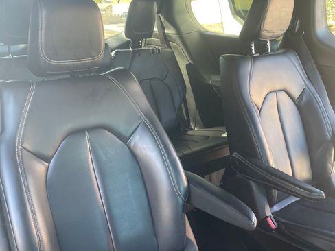 Used 2023 Chrysler Pacifica Touring-L w/ S Appearance Package image 18