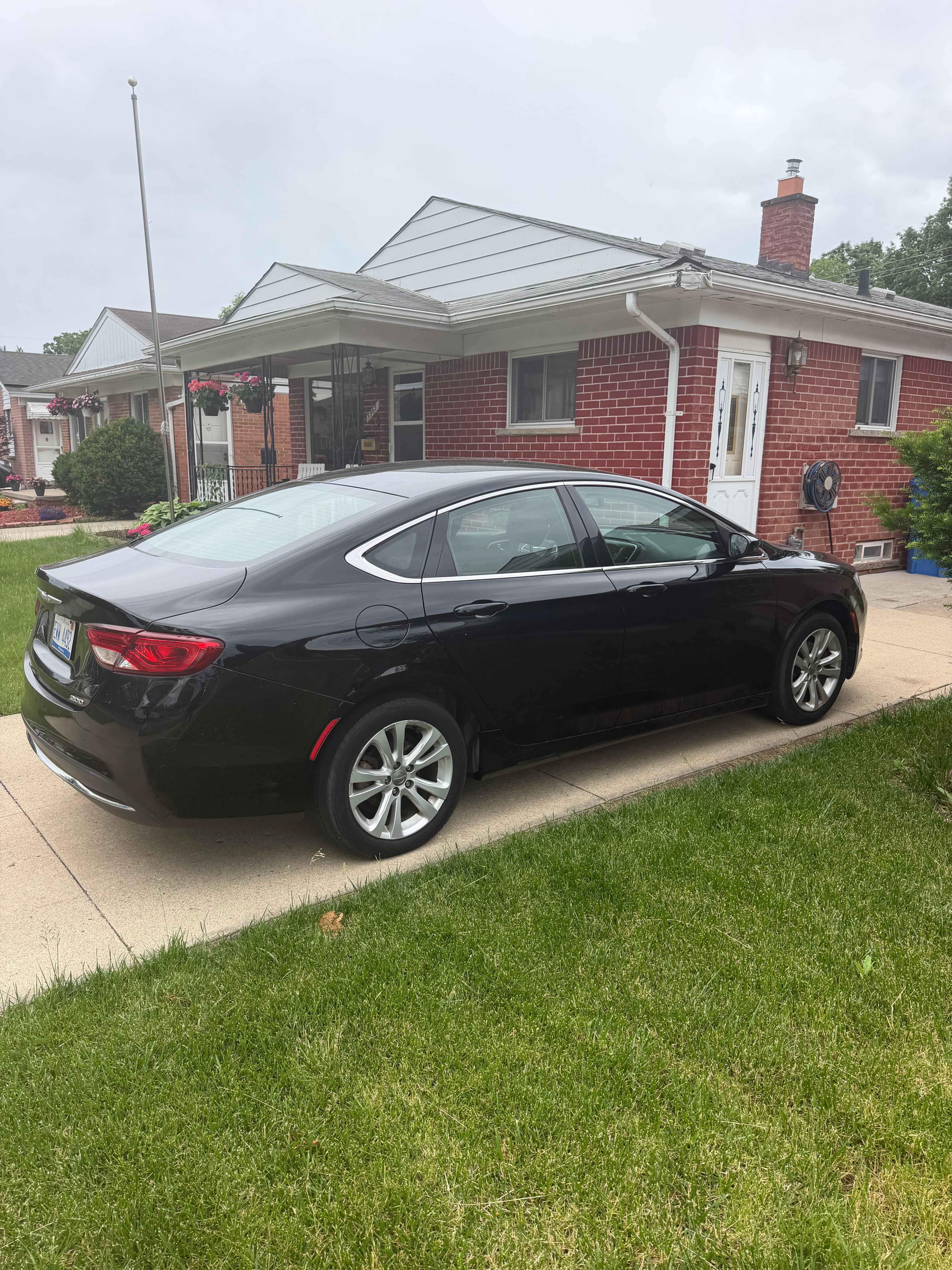 Used 2015 Chrysler 200 Limited FWD image 2
