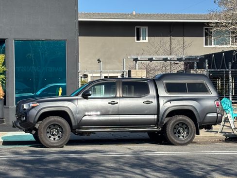 Used 2020 Toyota Tacoma TRD Off-Road w/ Technology Package image 12