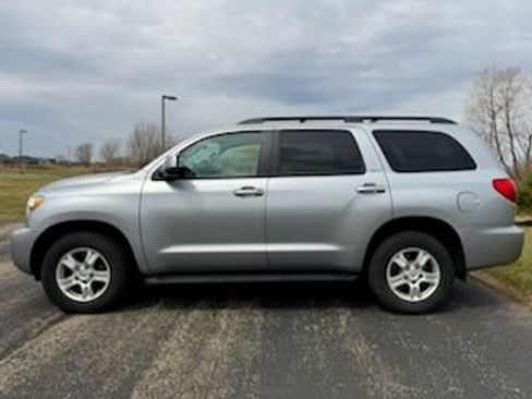 Used 2016 Toyota Sequoia SR5 image 2