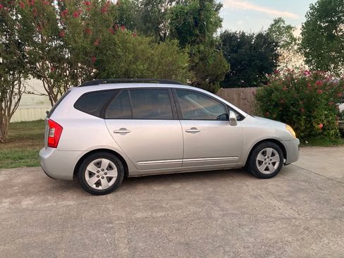 Used 2009 Kia Rondo LX image 12