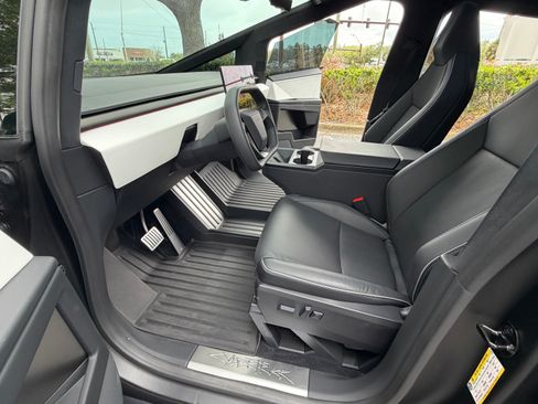 Used 2024 Tesla Cybertruck AWD Crew Cab image 15