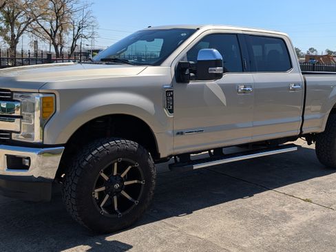 Used 2017 Ford F250 Lariat w/ Lariat Ultimate Package image 4