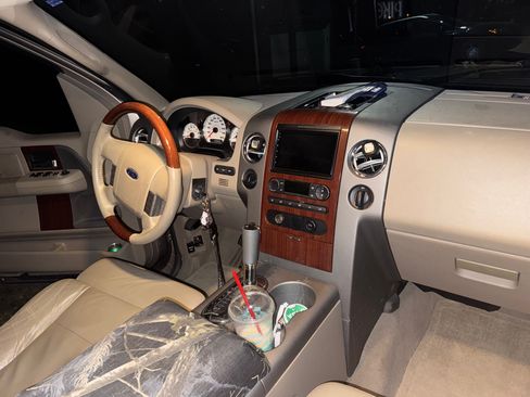 Used 2005 Ford F150 Lariat image 2