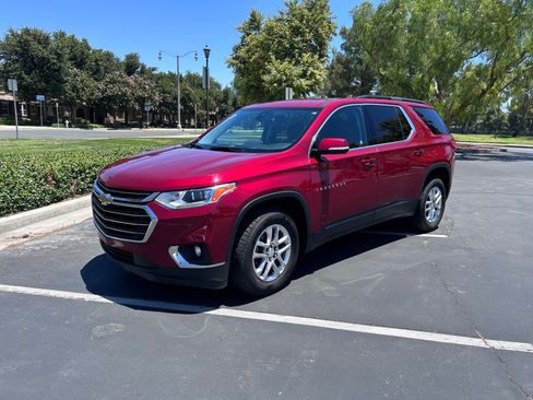 Used 2020 Chevrolet Traverse LT w/ Driver Confidence II Package FWD image 1