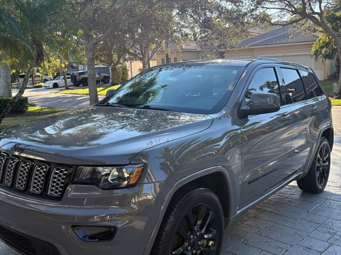 Used 2021 Jeep Grand Cherokee Laredo X image 1