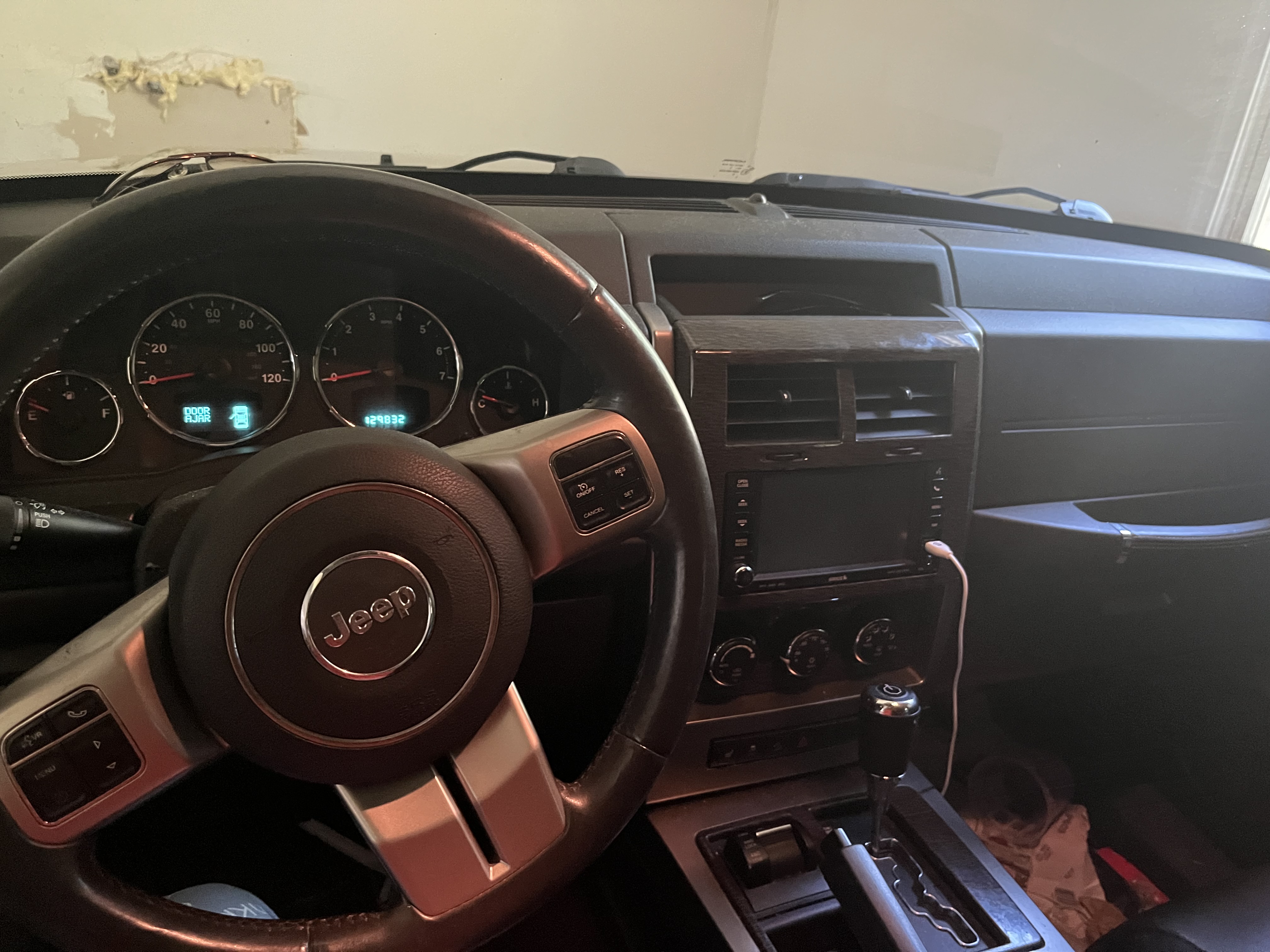 Used 2012 Jeep Liberty Limited w/ Tire & Wheel Group AWD/4WD image 10