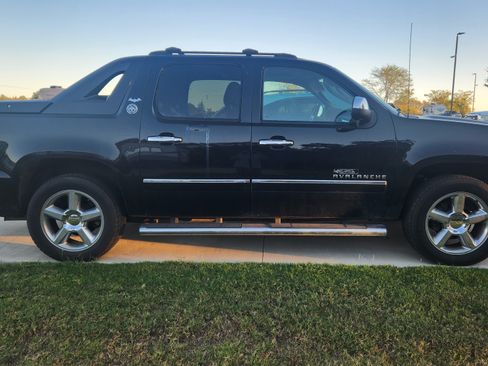 Used 2013 Chevrolet Avalanche LTZ image 4