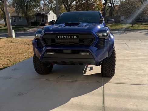 Used 2024 Toyota Tacoma TRD Sport image 2