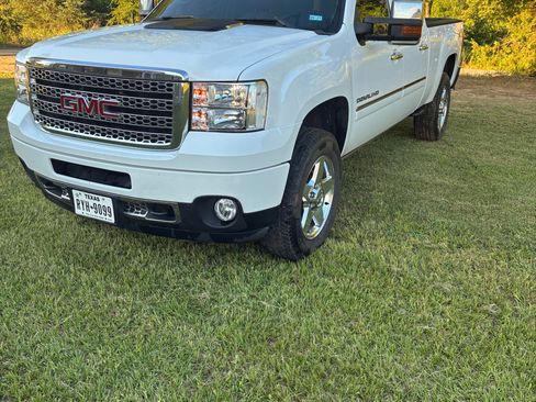 Used 2011 GMC Sierra 2500 Denali w/ Suspension Package, Off-Road AWD/4WD image 8