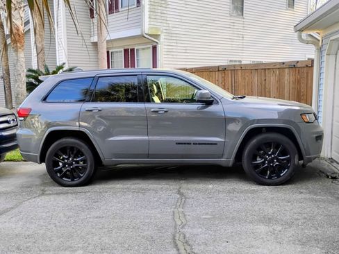 Used 2019 Jeep Grand Cherokee Altitude image 11