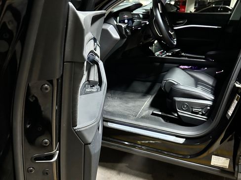 Used 2021 Audi e-tron Prestige w/ Prestige Package image 16