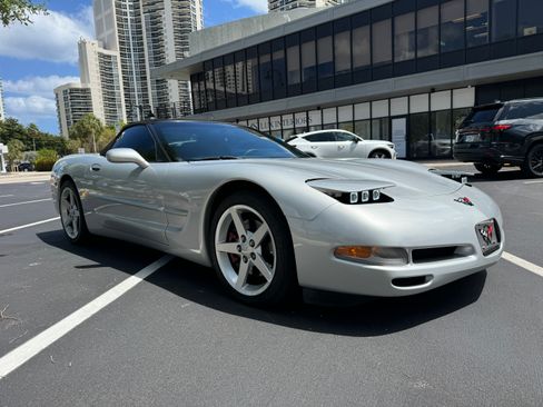 Used 2000 Chevrolet Corvette Convertible w/ Performance Handling Pkg image 2