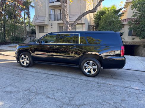 Used 2019 Chevrolet Suburban LT image 2
