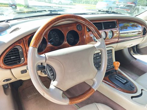 Used 2000 Jaguar XK8 Convertible image 15