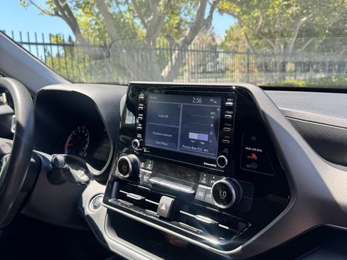 Used 2020 Toyota Highlander L FWD image 18