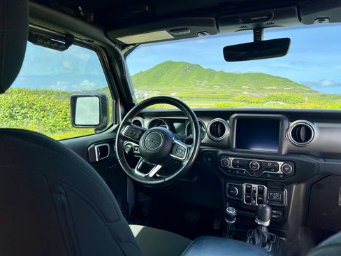 Used 2018 Jeep Wrangler Unlimited Sahara image 8