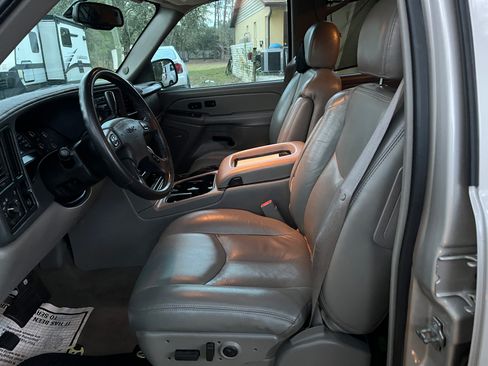 Used 2005 GMC Yukon SLT w/ SLT Preferred Equipment Group image 8