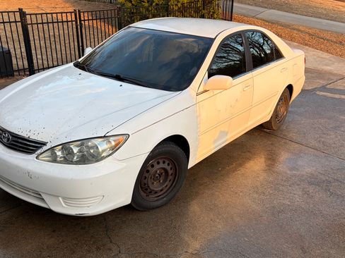 Used 2005 Toyota Camry LE image 2