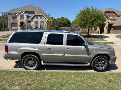 Used 2004 Cadillac Escalade ESV AWD image 1