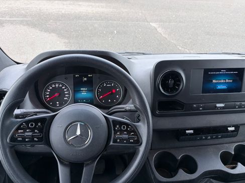 Used 2024 Mercedes-Benz Sprinter 2500 image 2