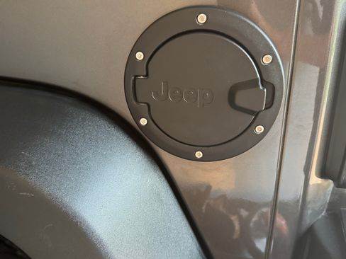 Used 2018 Jeep Wrangler Sport AWD/4WD image 12