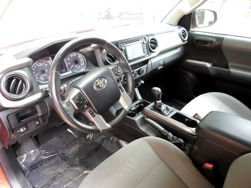 Used 2018 Toyota Tacoma SR5 w/ SR5 Appearance Package (SM) RWD image 11