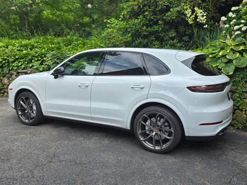 Used 2021 Porsche Cayenne Turbo image 1