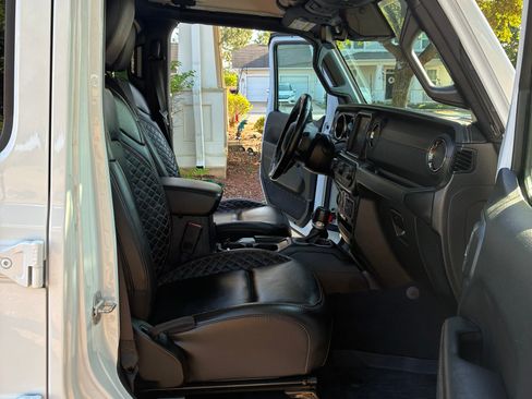 Used 2021 Jeep Gladiator Overland image 4