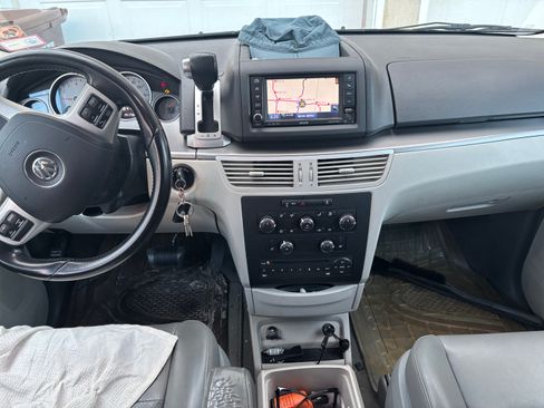 Used 2012 Volkswagen Routan SE image 2