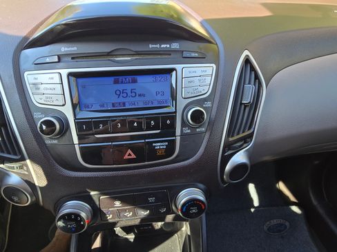 Used 2011 Hyundai Tucson GLS image 11